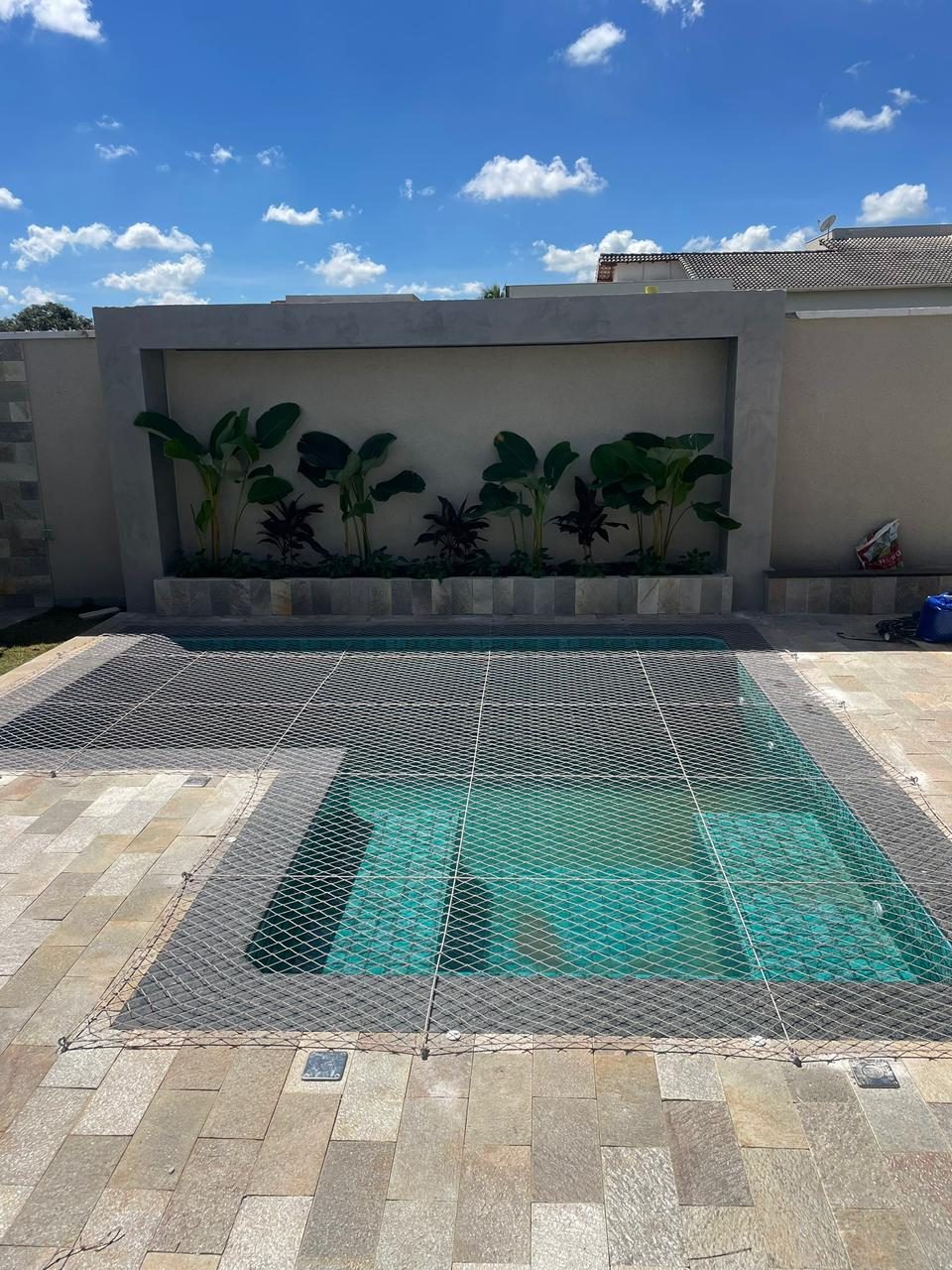 Rede de proteção sobre piscina