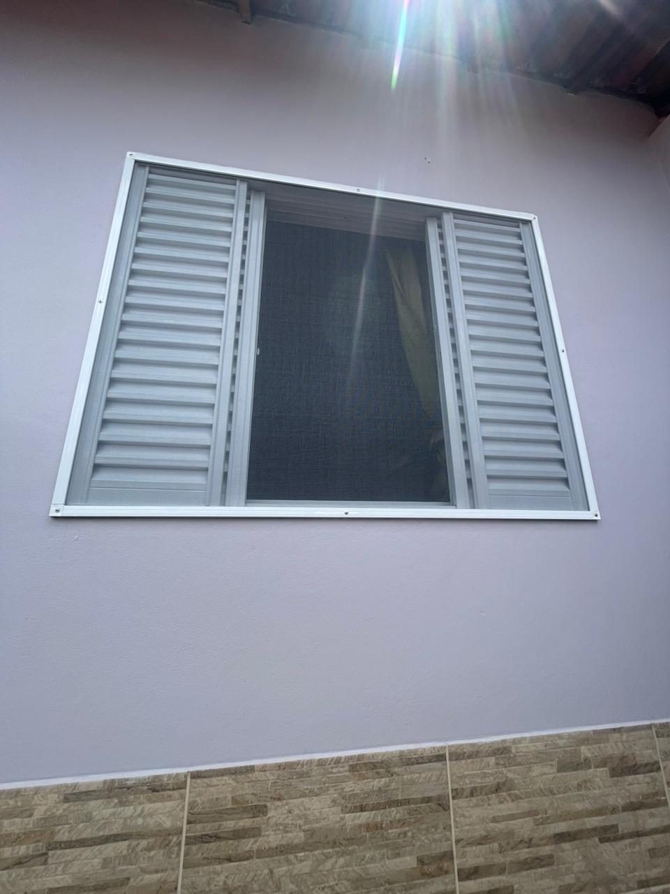 Tela mosquiteira instalada em janela